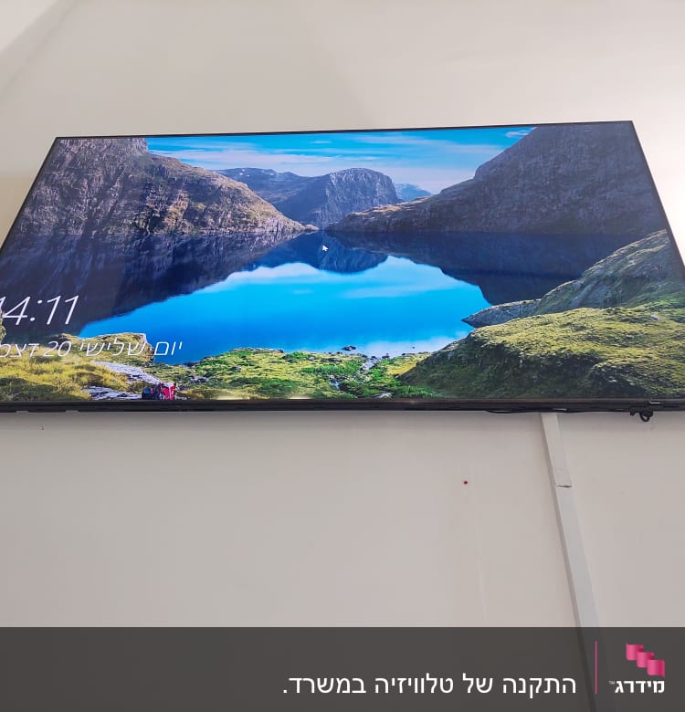 מסך טלוויזיה מותקן על קיר עם כבל חשמל